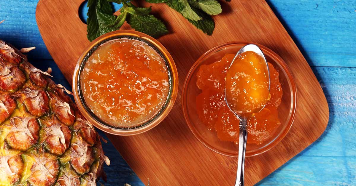 mermelada de pina en base de madera con ojas de menta