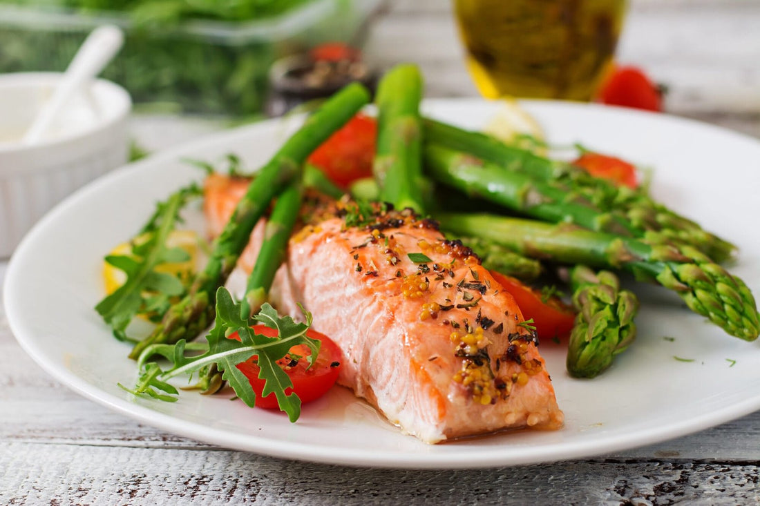 salmon al horno esparragos tomates hierbas scaled