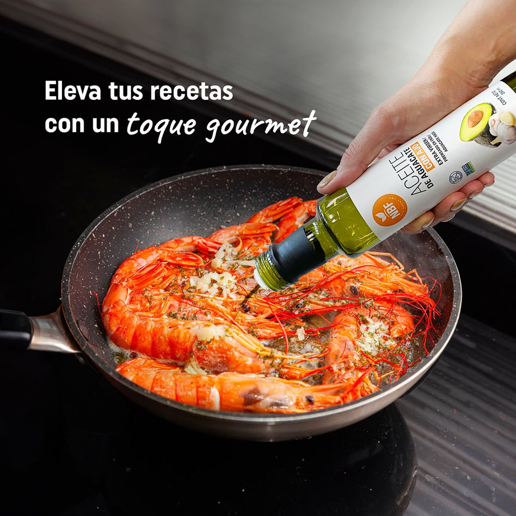 MANOS SIRVIENDO ACEITE DE AJO TEXTO