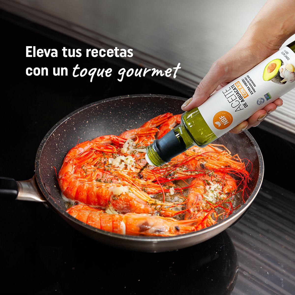 MANOS SIRVIENDO ACEITE DE AJO TEXTO