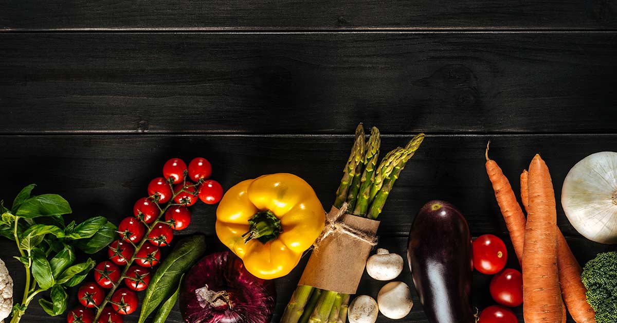 alimentos organicos sobre una mesa de madera