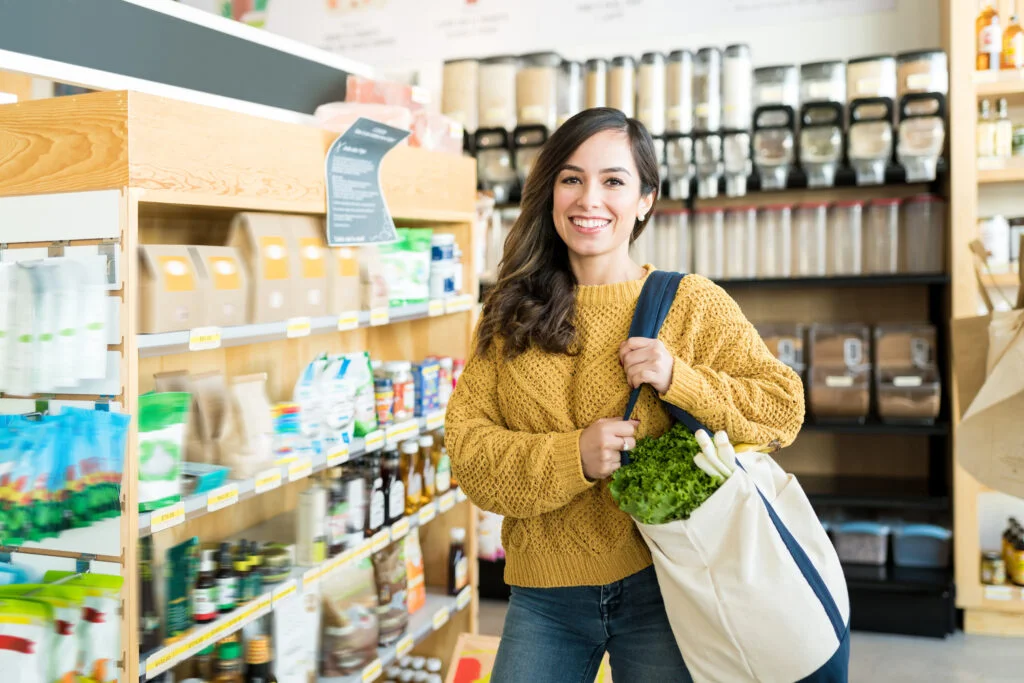 mujer feliz llevando verduras bolsa supermercado 1024x683 1